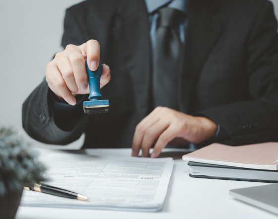 foto persona poniendo sello en informes