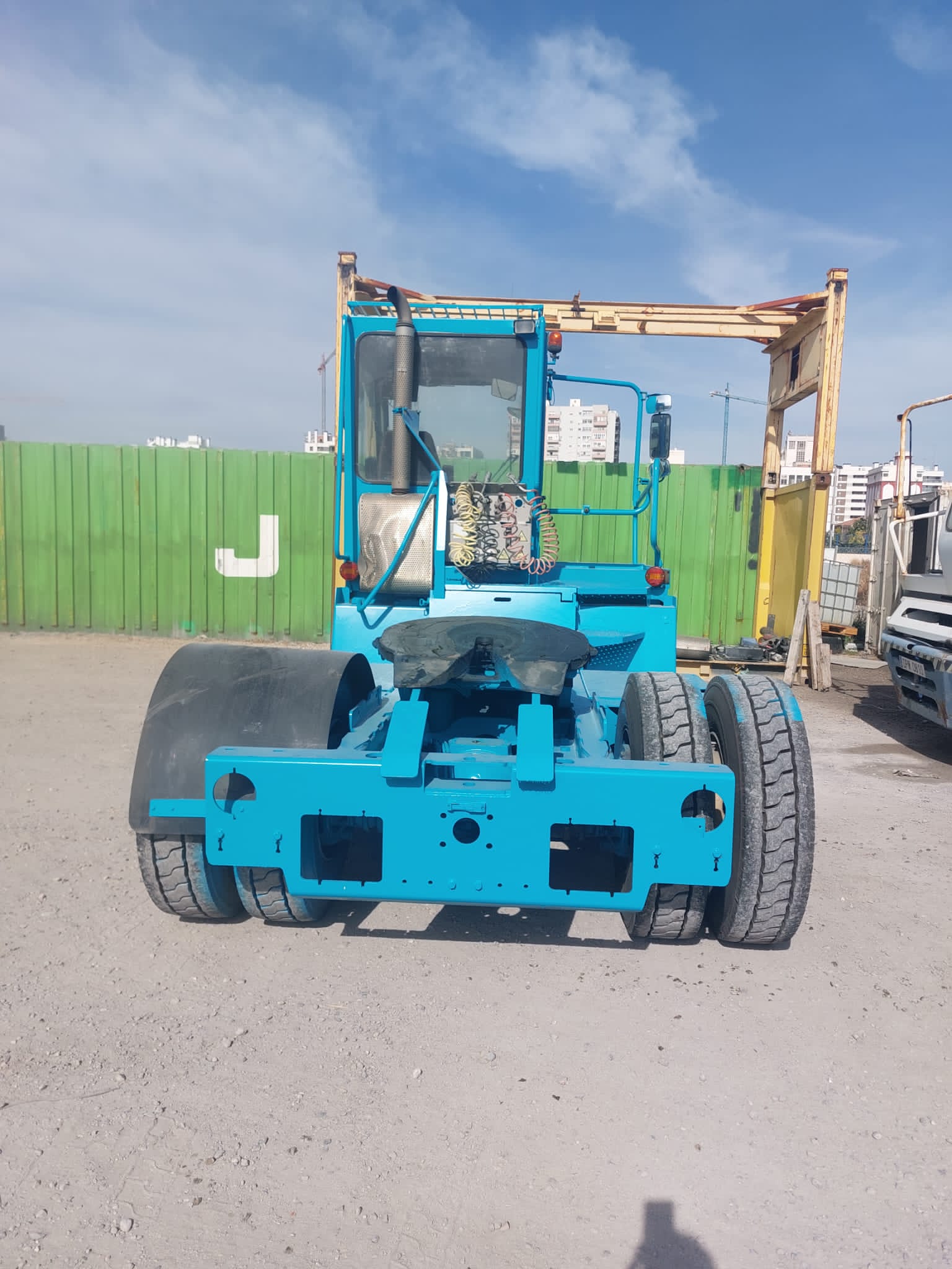 maquinaria-portuaria-tractor-soluciones-maritimas-puerto-barcelona