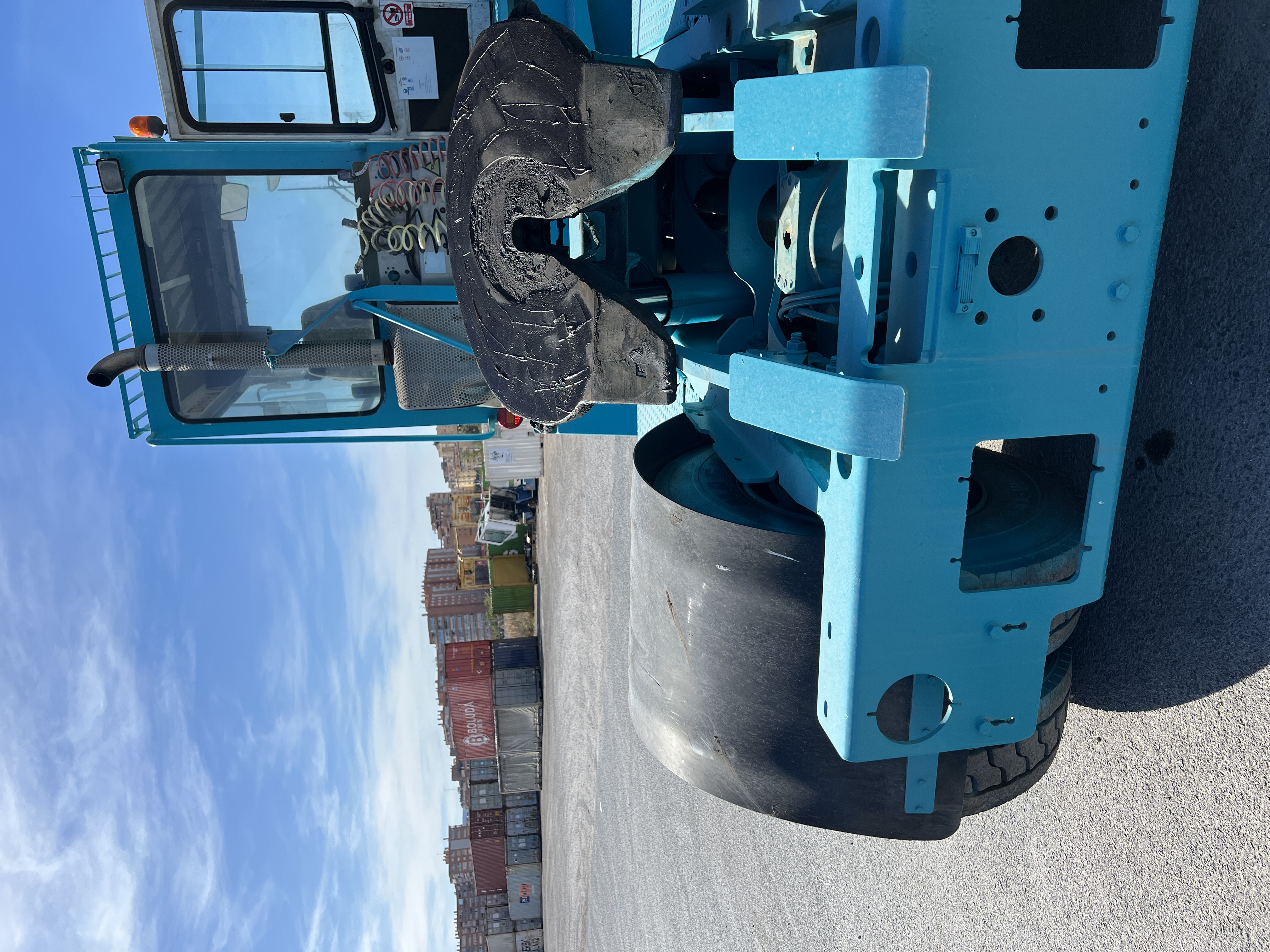 tractor-maquinaria-soluciones-portuarias-barcelona